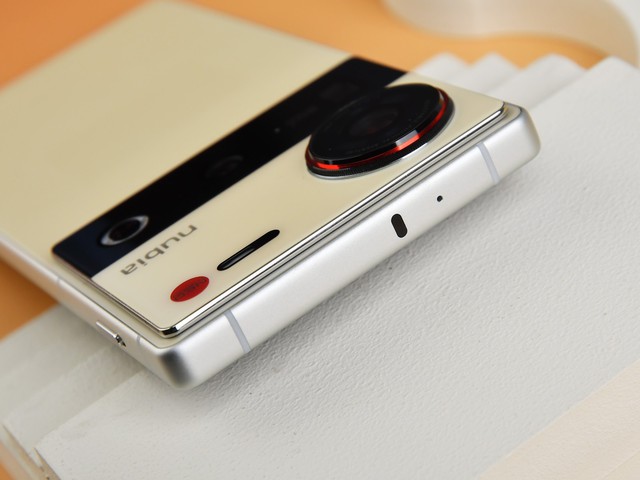 Trên tay smartphone có viền màn hình mỏng nhất thế giới: iPhone 16 Pro hay Xiaomi 15 cũng phải "chào thua"- Ảnh 3. Trên tay smartphone có viền màn hình mỏng nhất thế giới: iPhone 16 Pro hay Xiaomi 15 cũng phải "chào thua"- Ảnh 3.